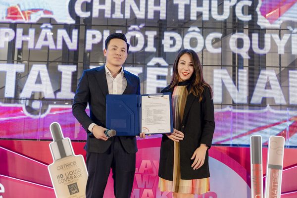 đại diện tập đoàn cosnova và minh khôi group